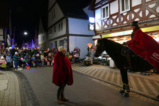 Sankt Martin Laternenumzug durch die Stadt (Foto: Karl-Franz Thiede)